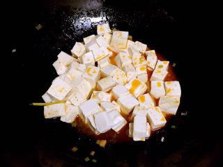 9、虾球豆腐羹,轻轻滑入焯好水的豆腐稍炒一会。