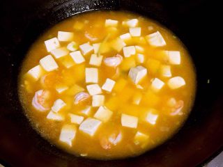 11、虾球豆腐羹,虾球变红后调入水淀粉勾薄芡。