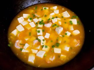 12、虾球豆腐羹,关火,淋入少许香油,撒葱叶末即可。