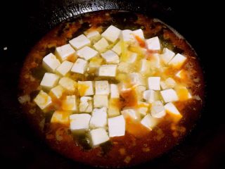 10、虾球豆腐羹,倒入1.5碗清水煮开。