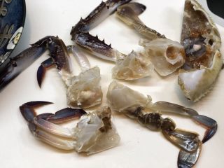 1、梭子蟹炒年糕,清理洗净梭子蟹