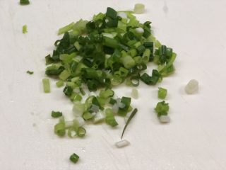 8、梭子蟹炒年糕,切成末