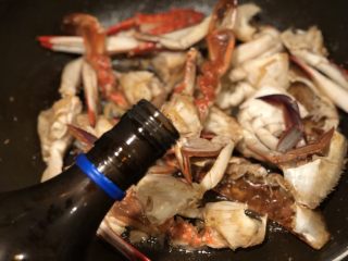 13、梭子蟹炒年糕,加入料酒