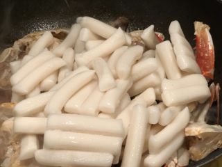 16、梭子蟹炒年糕,一起翻炒