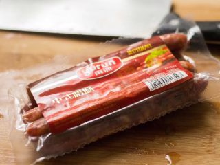 2、腊肠葱香煲仔饭,选用甜味的腊肠，推荐皇上皇，这个也蛮好吃