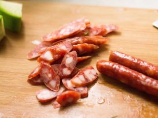 3、腊肠葱香煲仔饭,腊肠切片