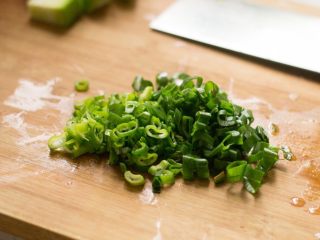 4、腊肠葱香煲仔饭,葱切好备用