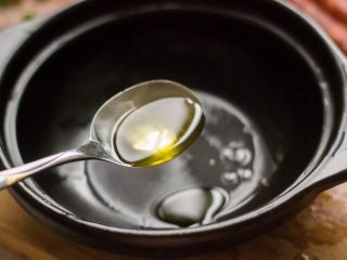 5、腊肠葱香煲仔饭,锅内抹油