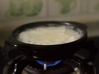 7、腊肠葱香煲仔饭,加水大火煮开