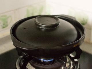 8、腊肠葱香煲仔饭,转小火焖，5分钟左右