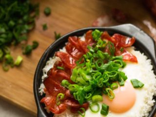 11、腊肠葱香煲仔饭,香肠已经卷曲了。鸡蛋是半生的。