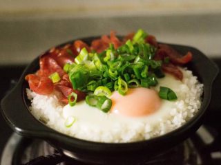 10、腊肠葱香煲仔饭,等到有一点点焦味撒入葱花，关火。焖5分钟。
