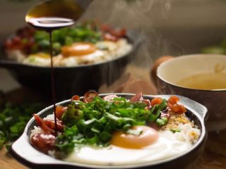 12、腊肠葱香煲仔饭,把老抽，生抽，糖，蚝油调匀，浇汁即可。