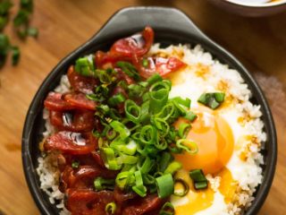 13、腊肠葱香煲仔饭,用勺子搅拌均匀就可以吃啦。