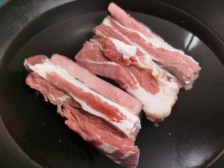 1、麻辣牛肉面,将牛腩入冷水里浸泡1—2小时左右，泡出里面的血水。