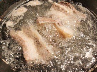 2、麻辣牛肉面,泡好的牛腩加入凉水，大火烧开给牛腩焯水。当看到好多的浮沫聚集到水面时，把火关掉，用温水把牛腩上面的血沫及絮状物冲洗干净。