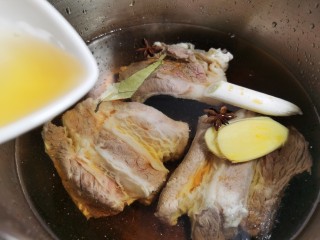 3、麻辣牛肉面,压力锅重新加水，放牛腩，加入黄酒、姜片、大葱、花椒八角、桂皮、香叶、生抽和盐，压制半个小时左右。