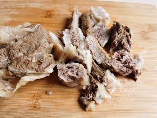 5、麻辣牛肉面,煮好的牛腩切成小块。