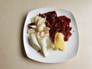 6、麻辣牛肉面,准备一些干辣椒和少许大葱、生姜和大蒜。喜欢吃辣的可多放些辣椒。