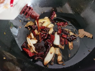 9、麻辣牛肉面,加入麻辣汁或者郫县豆瓣酱炒香。