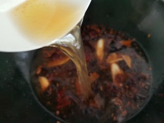 10、麻辣牛肉面,加入压力锅里煮好的牛肉汤。根据口味加入少许的白糖，稍微煮一会儿，让所有香料的味道释放出来。