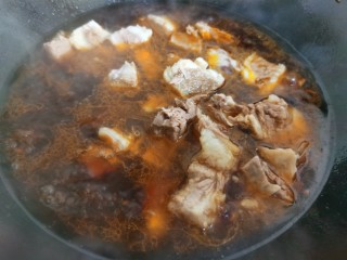 12、麻辣牛肉面,加入切好的牛腩块煮开。麻辣鲜香的牛肉面汤头做好了。