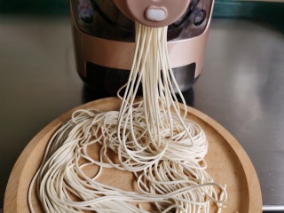 13、麻辣牛肉面,面条我是用面条机做的鲜面条。用手擀面或买的面条都可以。