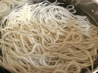 14、麻辣牛肉面,锅里水开后，放入面条煮熟。