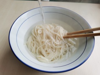 15、麻辣牛肉面,捞出面条，用饮用水过凉，沥干水分后放入碗里。过水后的面条吃起来更清爽筋道。