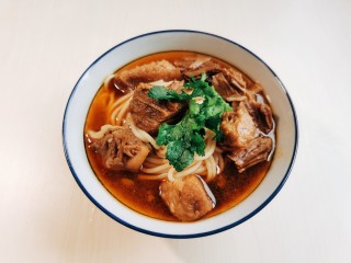 16、麻辣牛肉面,面条里加入做好的麻辣牛肉汤，根据个人口味加入少许香菜或者喜欢的青菜。