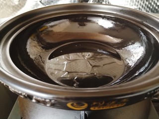 3、腊肠煲仔饭,砂锅底部刷油