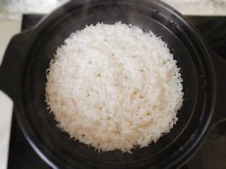 5、腊肠煲仔饭,米饭焖至八成熟时准备加入其他食材