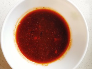 7、腊肠煲仔饭,然后把调好的酱汁淋入锅中,再次盖上盖子小伙焖煮两分钟左右