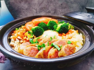 9、腊肠煲仔饭,盖上盖子再次焖煮两分钟