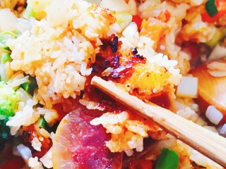 11、腊肠煲仔饭,煲仔饭最好吃的就是锅巴,色泽金黄、干香脆口、回味无穷,哇!好香的锅巴!