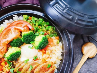 10、腊肠煲仔饭,出锅前摆上西兰花和西红柿点缀,撒上蒜苗,淋少许香油,就可以开吃啦!