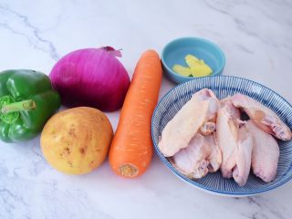 1、三汁焖锅,准备好材料