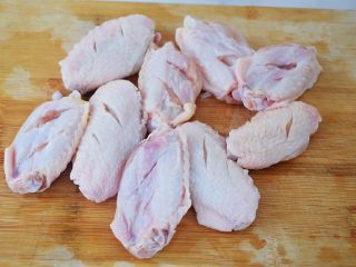 2、三汁焖锅,鸡翅洗净，然后在鸡翅两面各划几刀