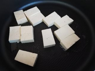 4、寿喜锅（日式牛肉火锅）,锅里放入少许食用油，把切好的豆腐块放进去煎一下
