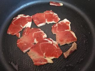 6、寿喜锅（日式牛肉火锅）,锅里放黄油，放入切好的牛肉片