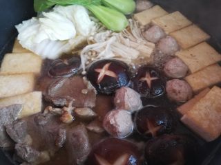 11、寿喜锅（日式牛肉火锅）,煮开之后，再放入绿叶蔬菜，捞出就可以吃了