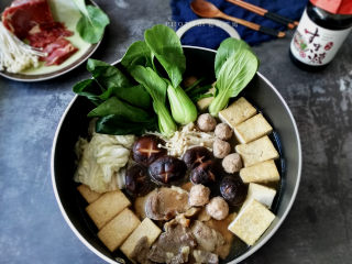 12、寿喜锅（日式牛肉火锅）,鸡蛋打入碗里，搅打一下，然后把煮好的牛肉捞出在蛋液里滚一圈，滑嫩又不腻口非常好吃