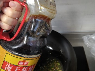 2、爽滑肠粉,少许老抽上色