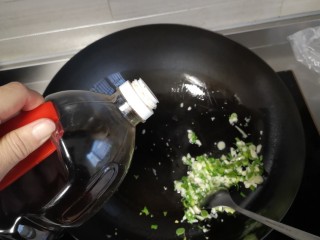 3、爽滑肠粉,倒入生抽