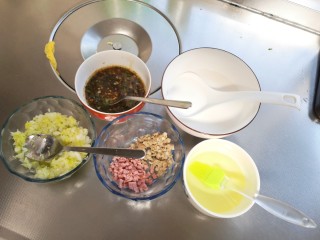 8、爽滑肠粉,依次是：汤汁 肠粉 白菜 火腿肉沫 油