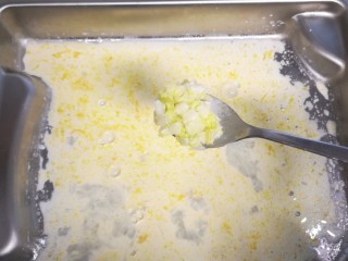 10、爽滑肠粉,均匀铺上白菜