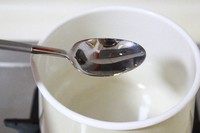 1、紫米芝士肉松饭团,大米和紫米淘洗一遍后放入电饭锅，加水至高出米一节食指的高度。按下“开始键”煮饭。