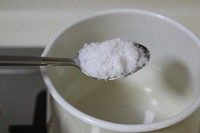 2、紫米芝士肉松饭团,小搪瓷锅内加入白醋、糖、盐，小火加热至糖、盐全部融化。