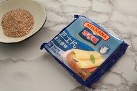 5、紫米芝士肉松饭团,最近常常用百吉福的芝士片，味道挺浓郁的。