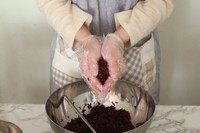 12、紫米芝士肉松饭团,双手像合书一样把米饭合拢，馅就自动包进去了。两头稍微捏一下就好。